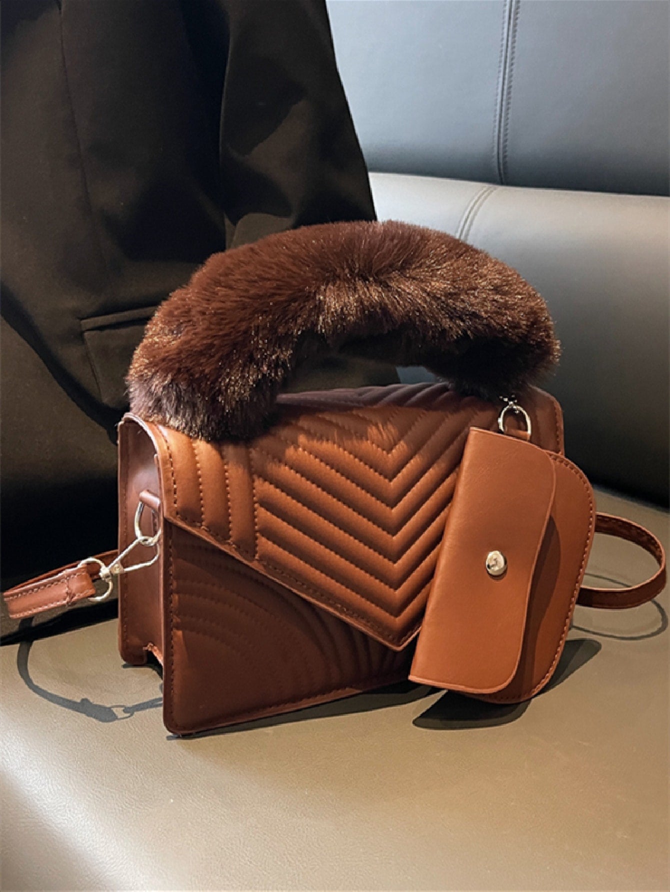 Bolsa cuadrada de cheurón de peluche asa superior con solapa con monedero