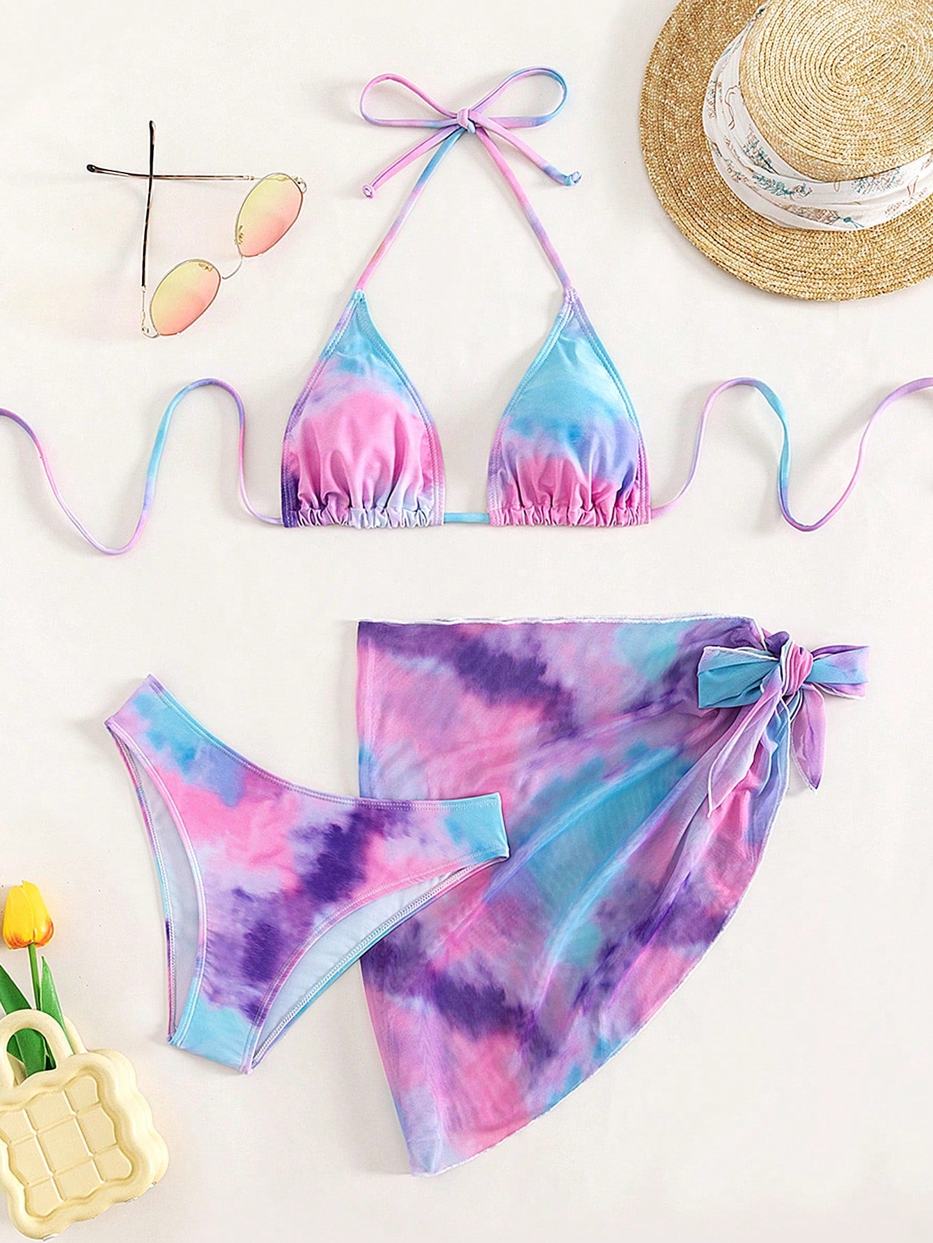 SHEIN Swim Conjunto de bikini con estampado tie dye, en forma de triángulo con top de cuello halter, incluye falda de playa. Ideal para el verano