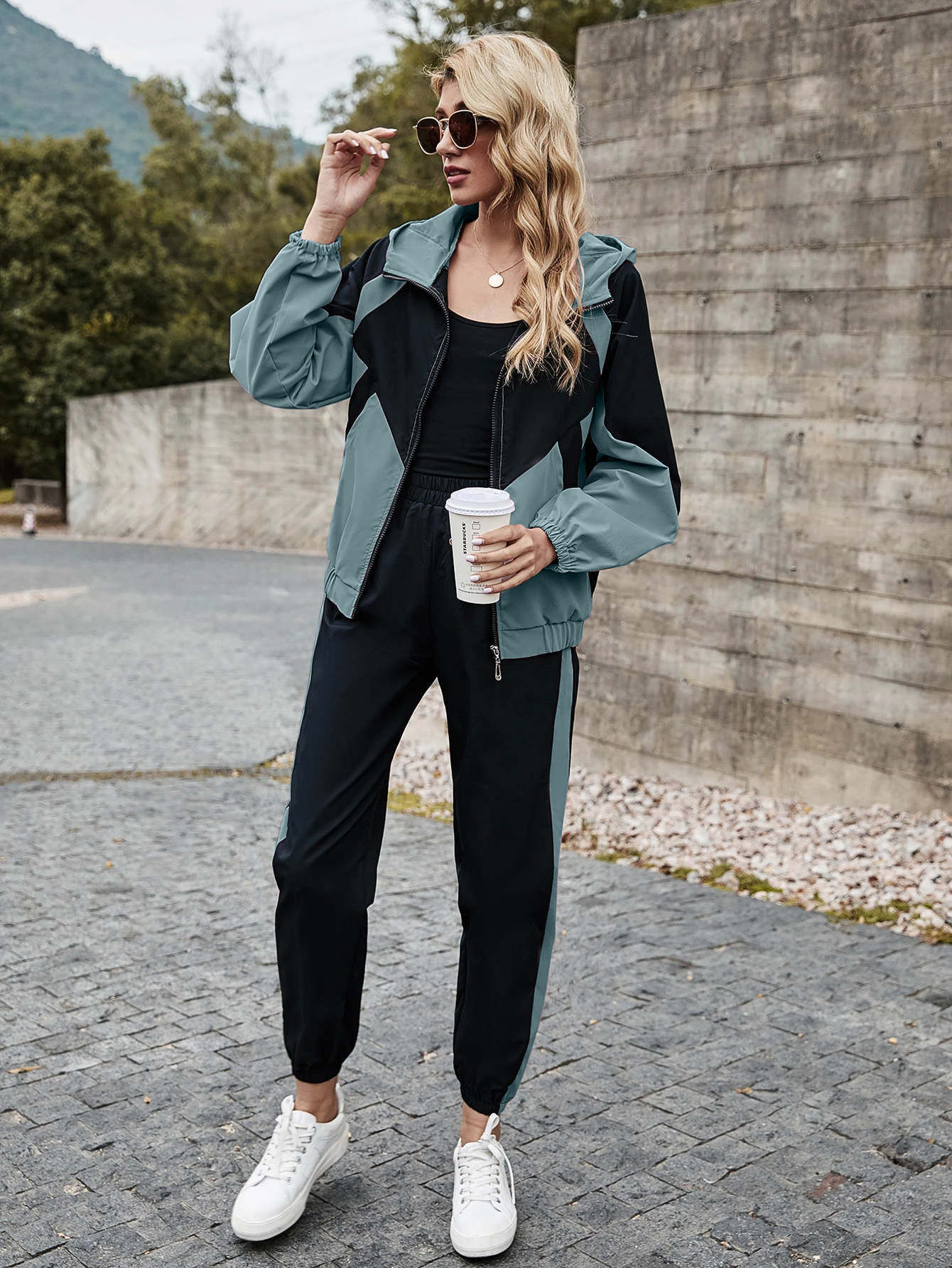 Conjunto cazadora con cremallera con capucha de color combinado con pantalones deportivos