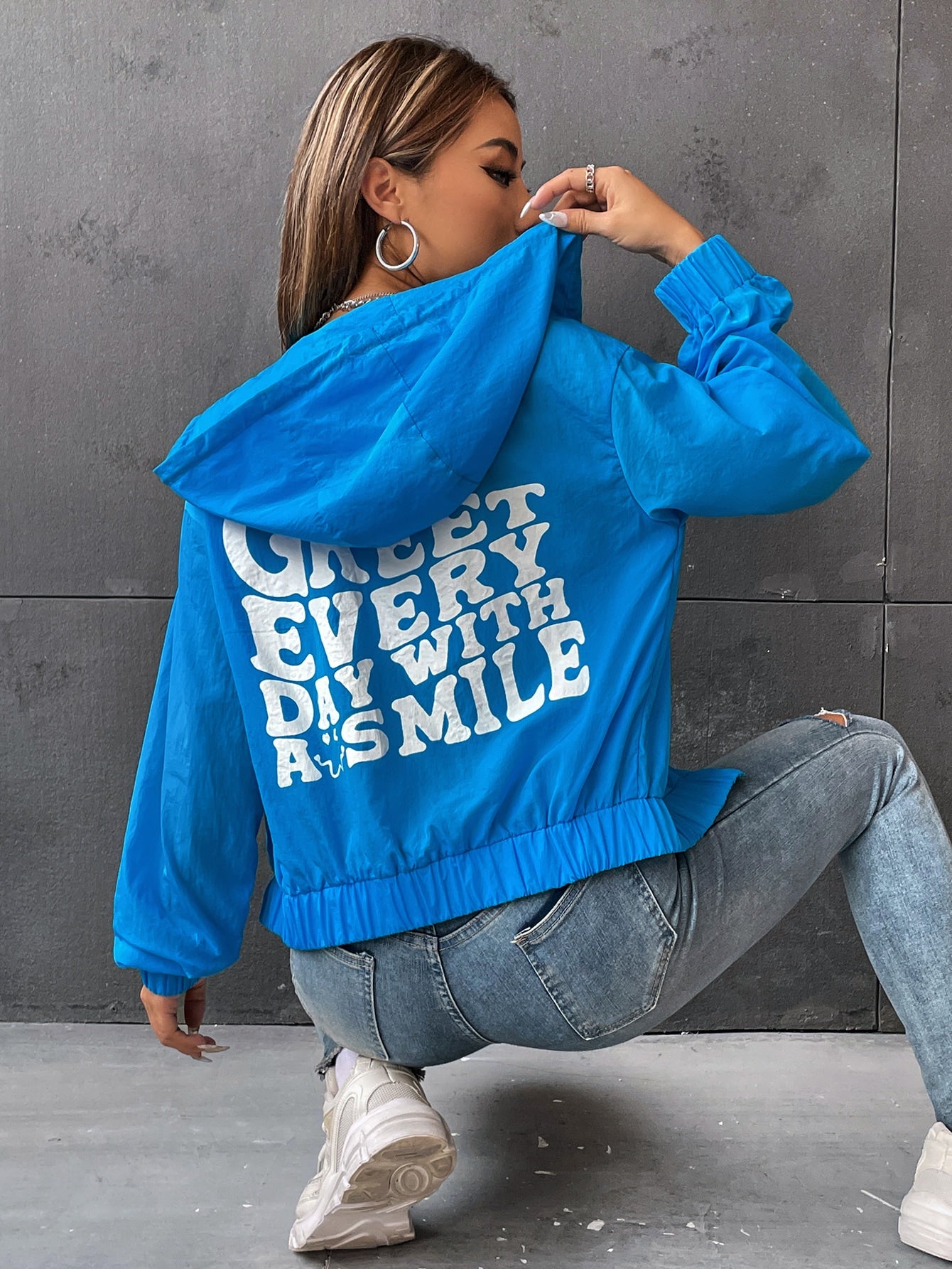 Cazadora con estampado de slogan con cremallera con cordón con capucha