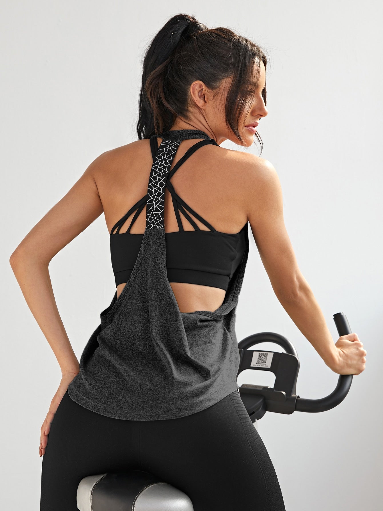 Top tank deportivo con estampado geométrico de espalda abierta