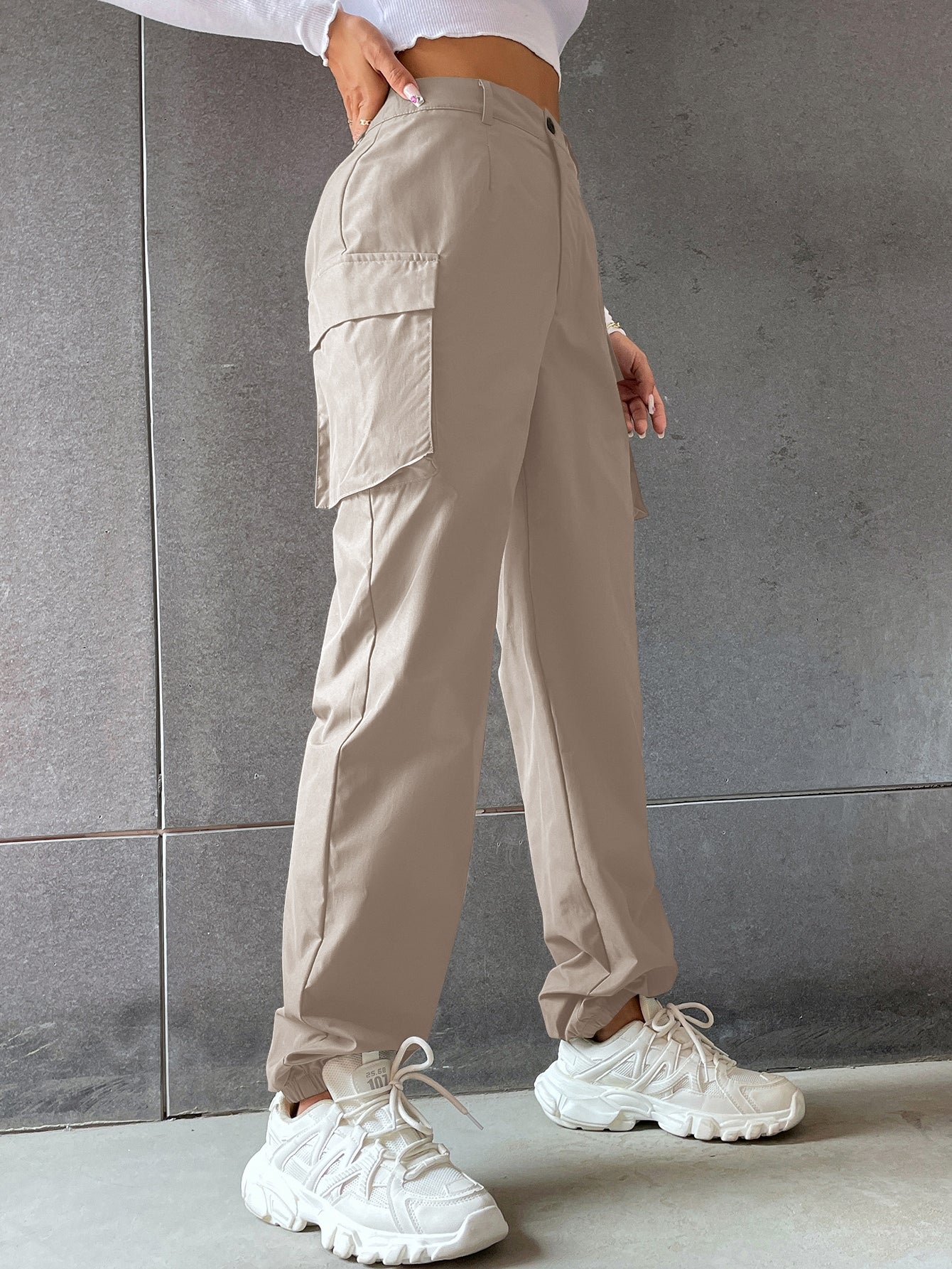 SHEIN EZwear Pantalones unicolor con bolsillo con solapa