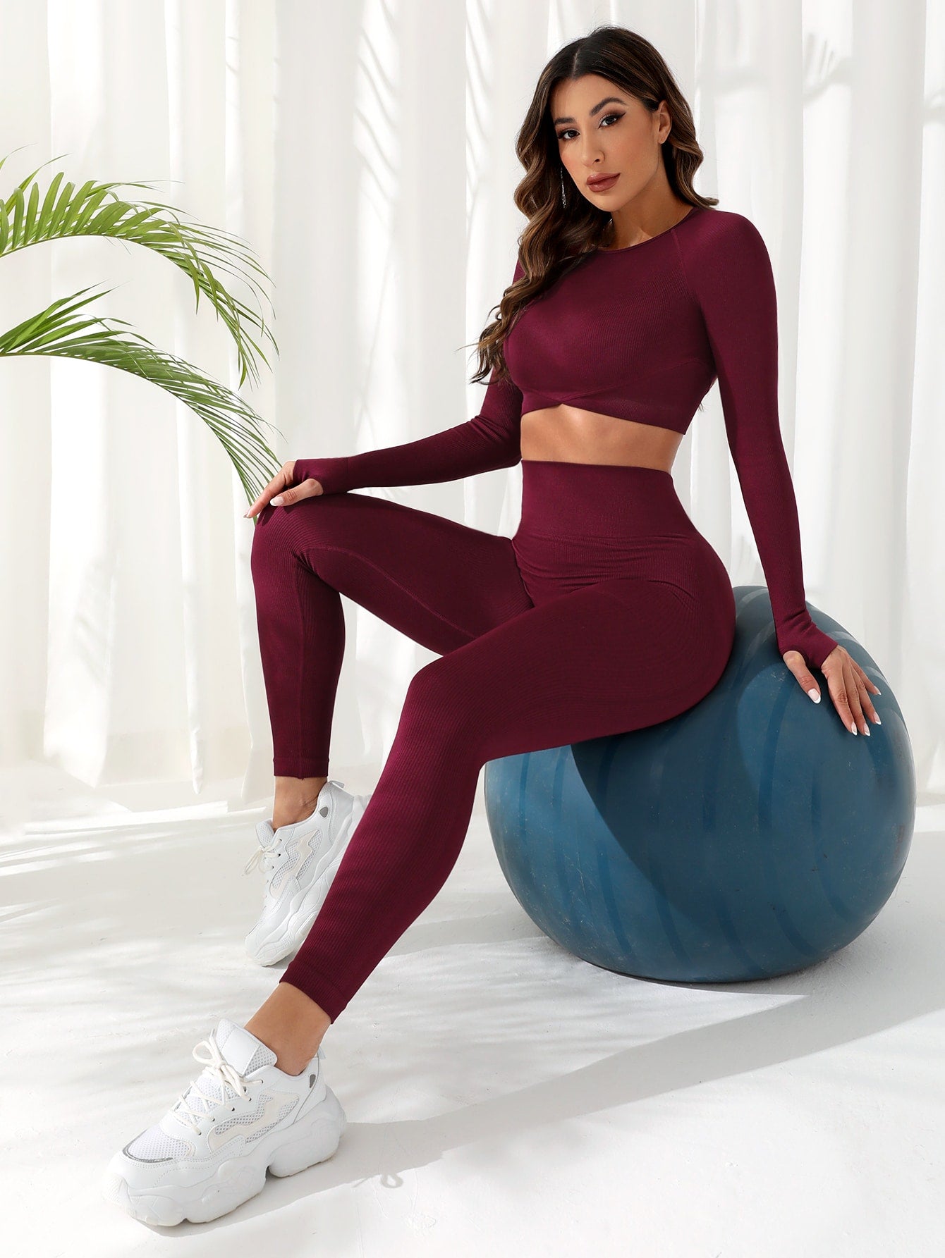 SHEIN Sport Studio Conjunto de Yoga inconsútil, 2 piezas, traje de Pilates, camiseta de manga raglán con agujero para el pulgar y mallas con control de barriga y glúteos