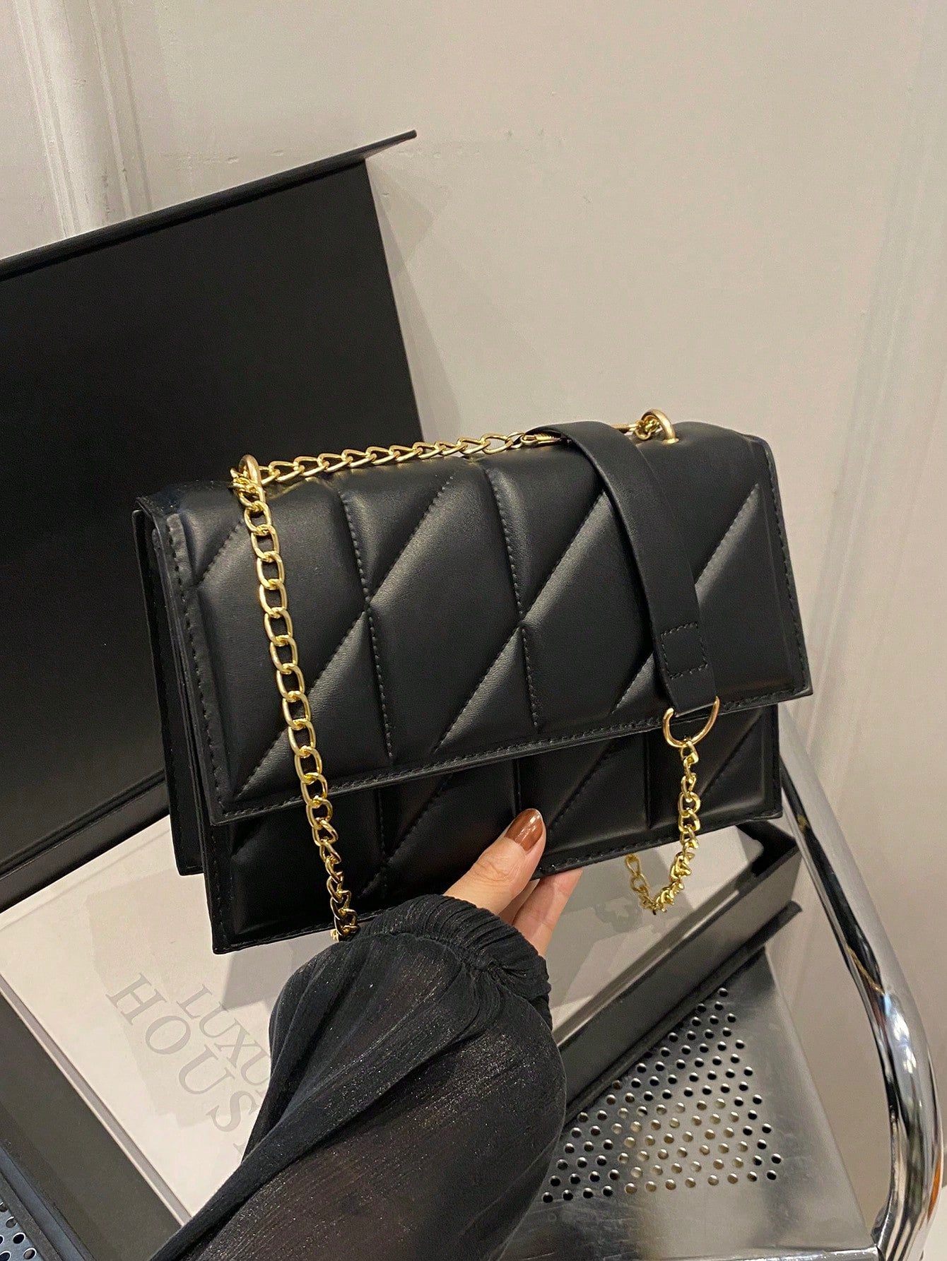 1 pieza Bolsa de hombro de cadena metálica con solapa abatible y cierre magnético de diseño simple y liso, adecuada para uso diario casual, trabajo y regalo de vacaciones para mujer