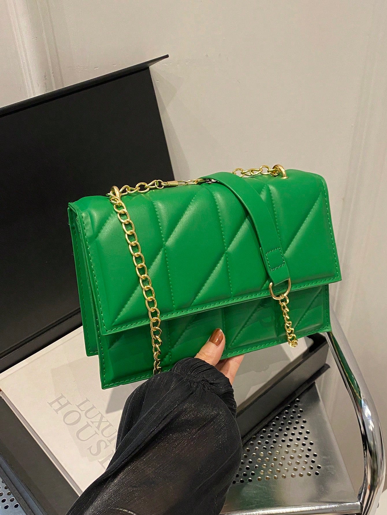 1 pieza Bolso cuadrado mini simple y elegante con hendiduras y hebilla magnética, correa de cadena de metal, adecuado para mujeres para uso diario, casual, trabajo y regalo de vacaciones