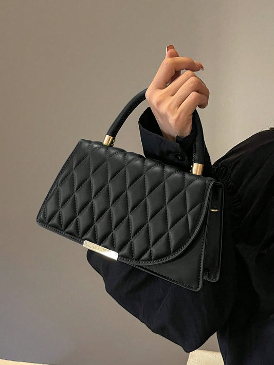 Una bolsa cuadrada minimalista y elegante con rejilla de diamantes en relieve, decoración de borde de hierro de hardware, apertura de solapa, correa para el hombro ajustable, adecuada para el uso diario de mujeres y estudiantes