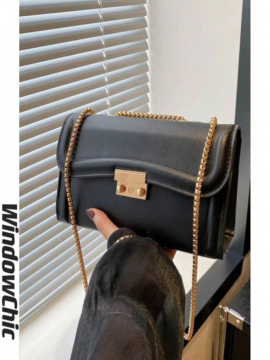 Una bolsa cuadrada vintage minimalista con cierre de bloqueo de hardware, solapa de apertura, correa de hombro de cadena de metal, una bolsa sólida de color liviano, ajustable a una bolsa cruzada. Adecuada para el uso diario de damas.