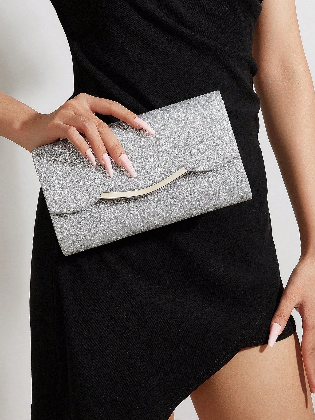 Bolso grande tipo cartera con solapa cuadrada para la noche