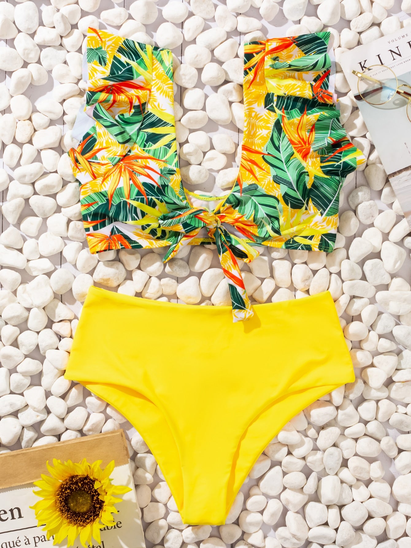 Bañador bikini con fruncido con estampado tropical al azar