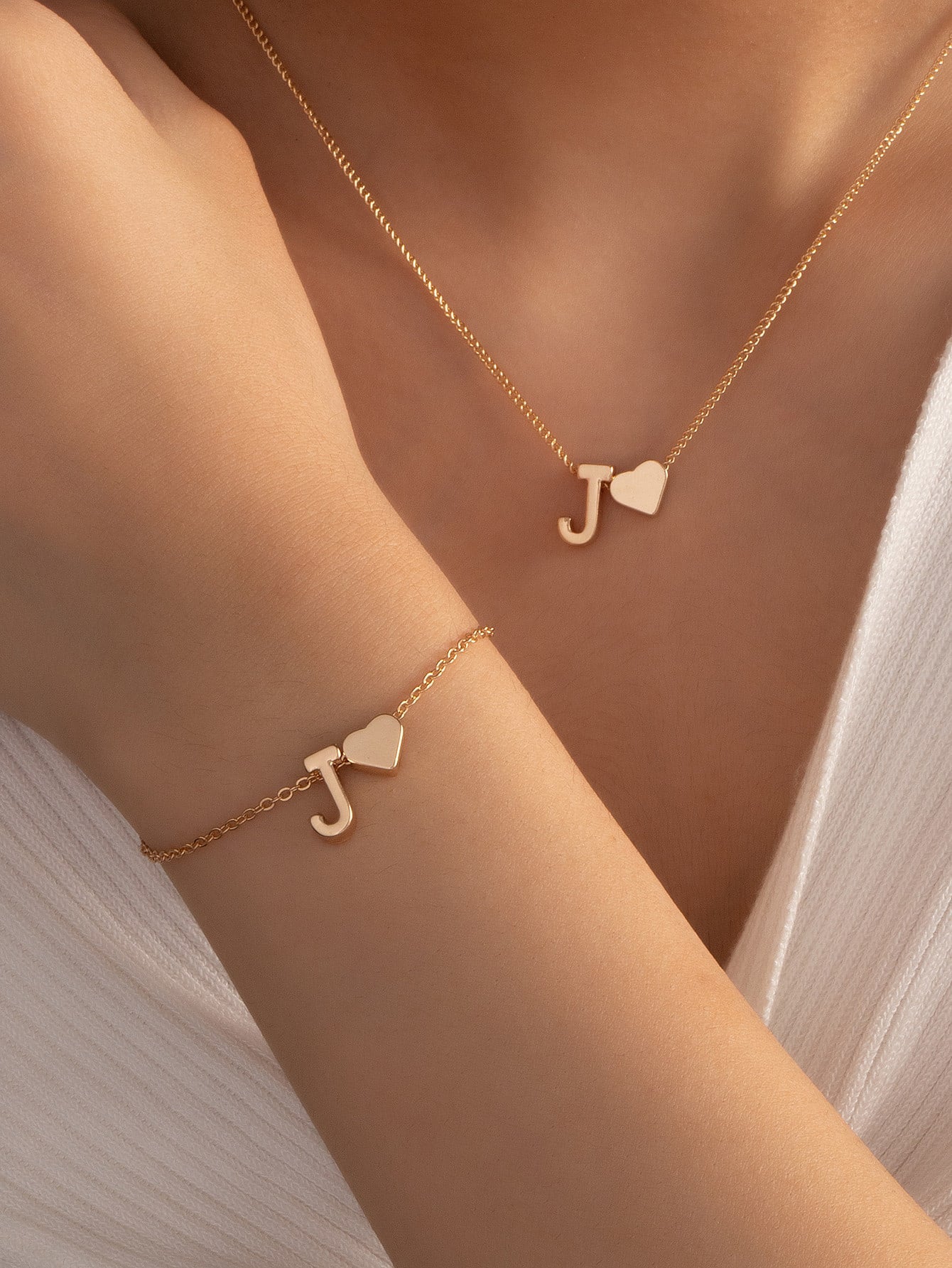 Collar con diseño de corazón y letra con pulsera