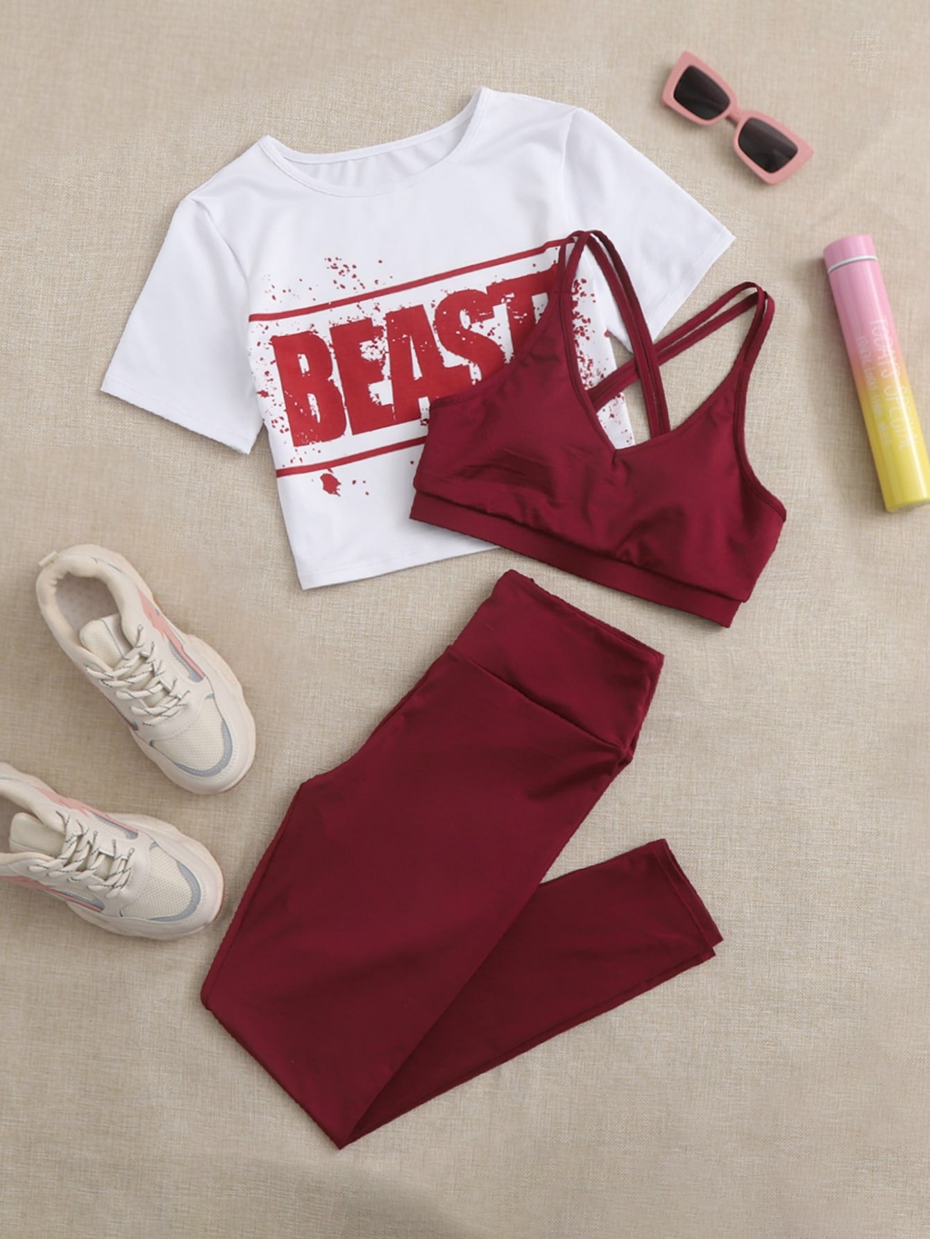 Camiseta corta con estampado de salpicadura de pintura y letra con sujetador deportivo con tira cruzada con leggings