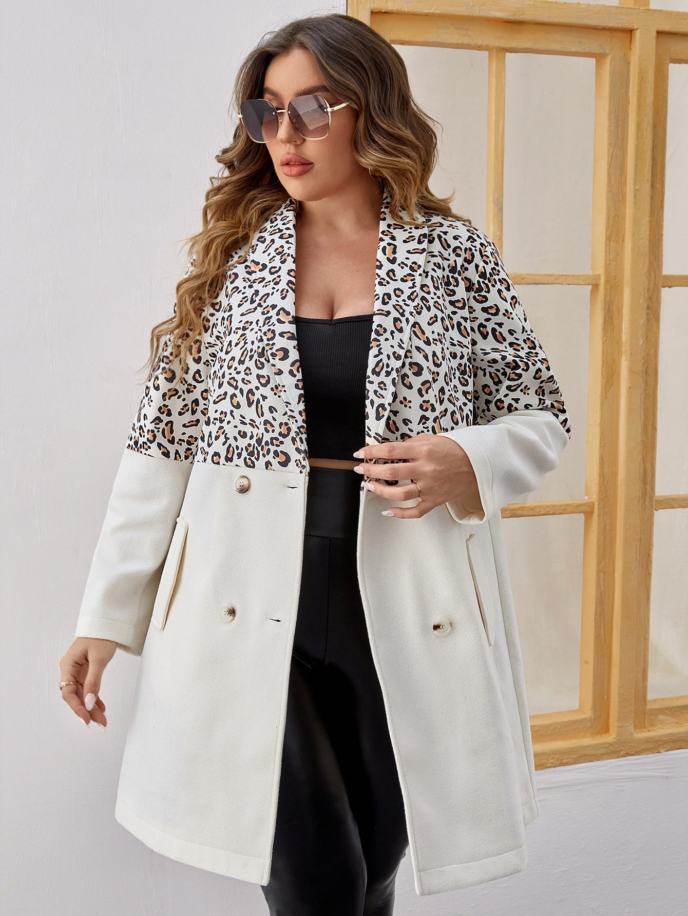 Abrigo con estampado de leopardo de doble botonadura