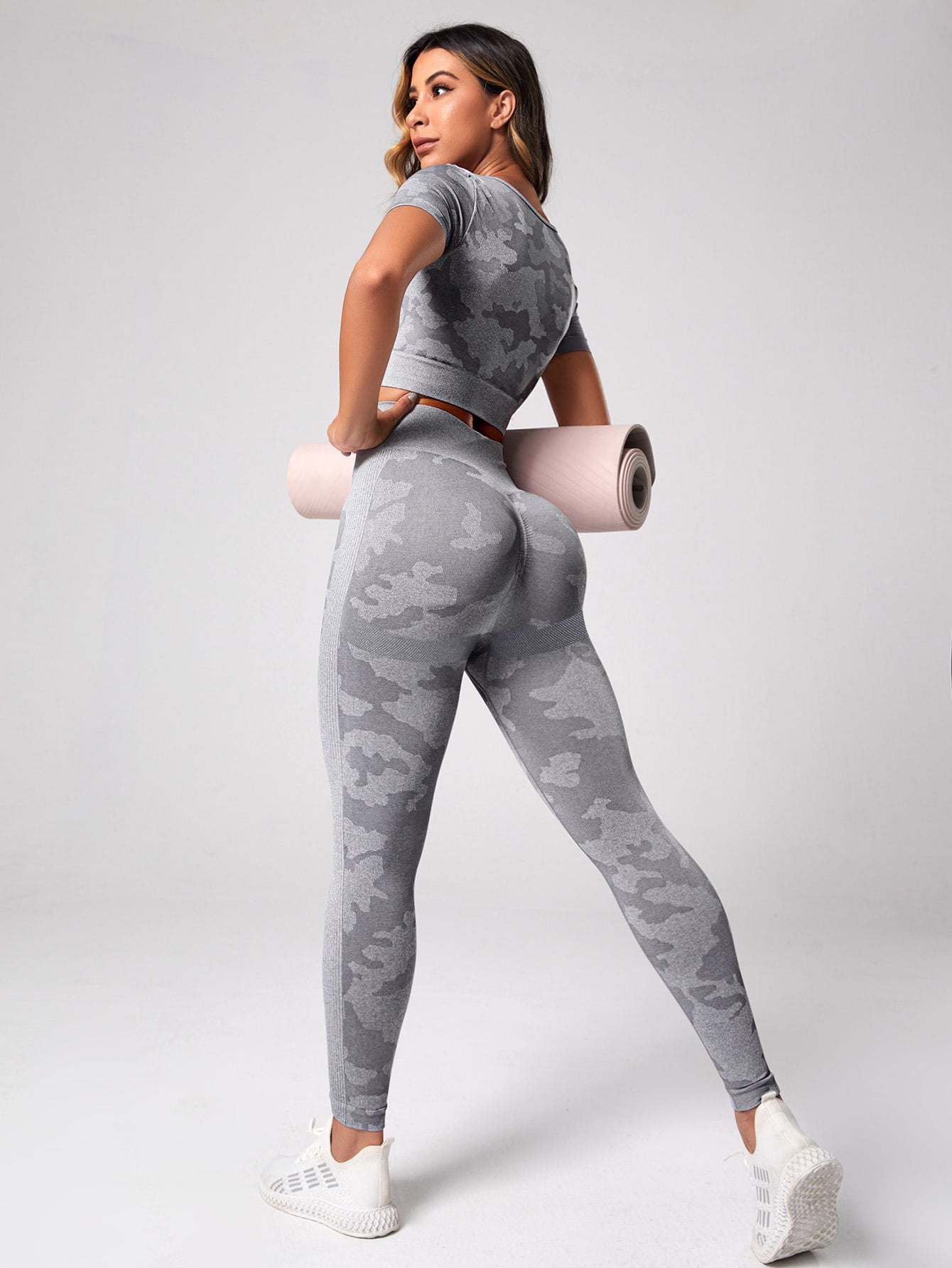 Conjunto deportivo con estampado de camuflaje de moldeador cadera de cintura ancha