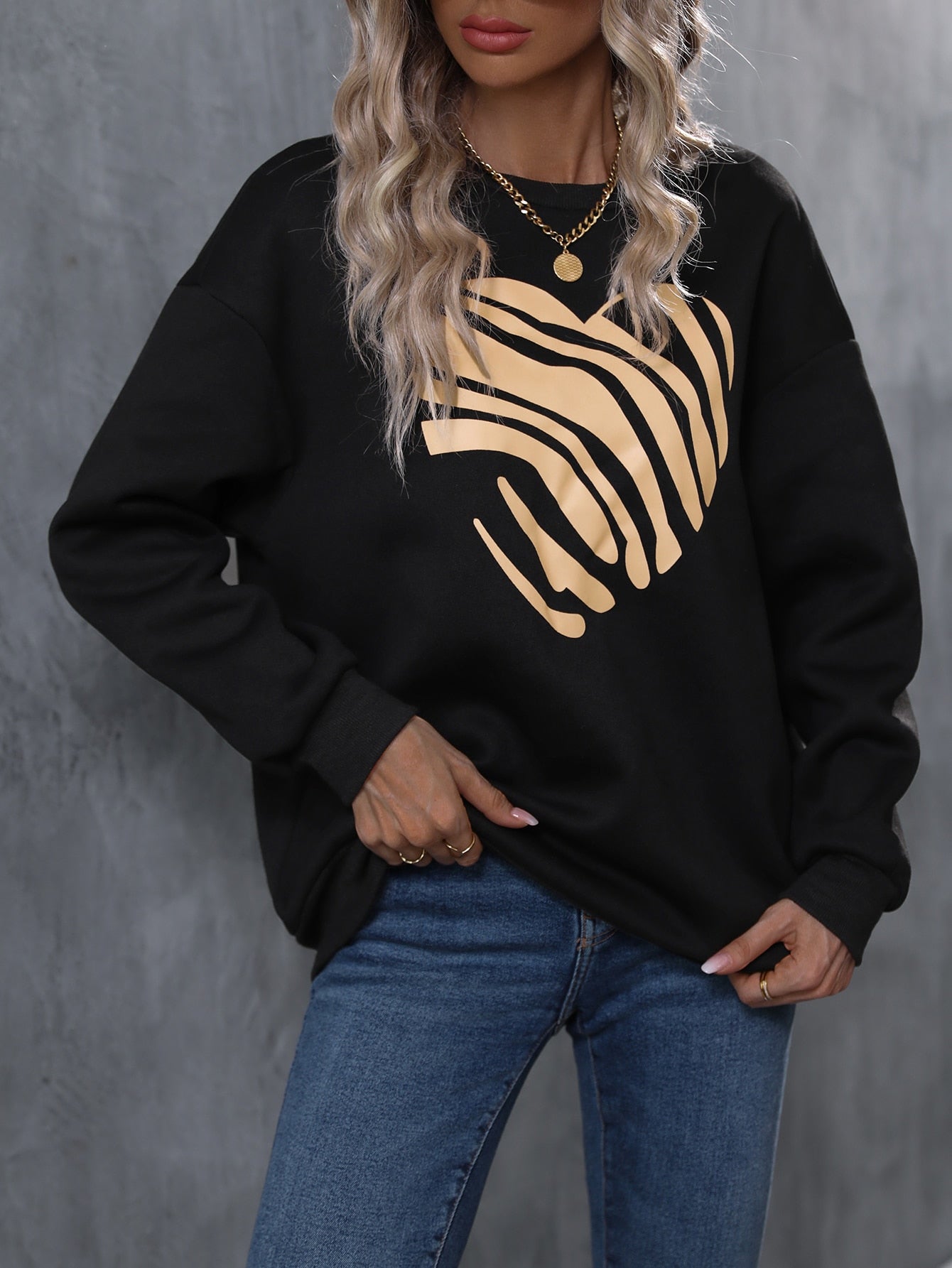 Sudadera con estampado de corazón de hombros caídos
