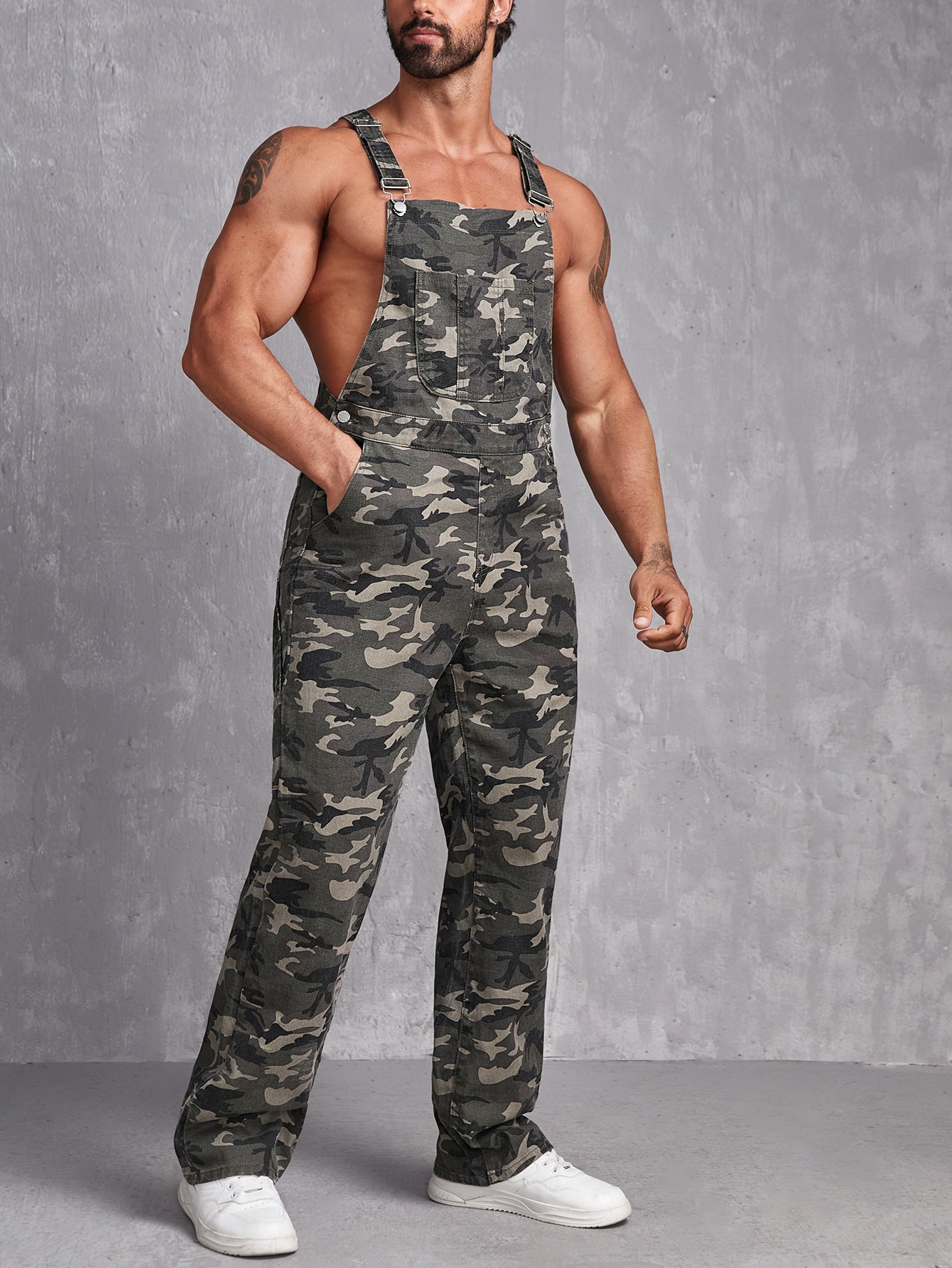SHEIN Hombres Overol mezclilla con estampado de camuflaje con parche de bolsillo