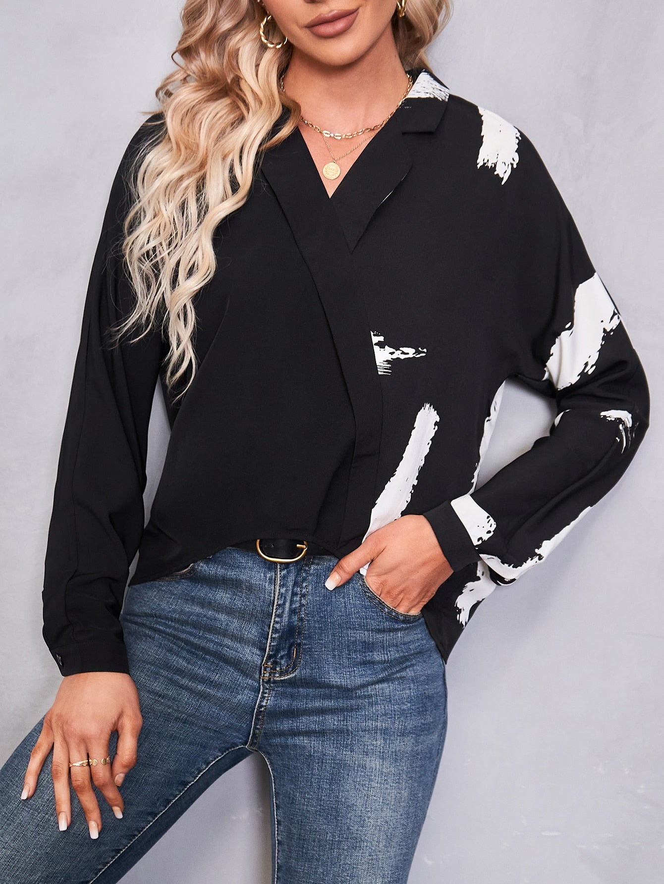 Blusa con estampado de pincelada de manga murciélago