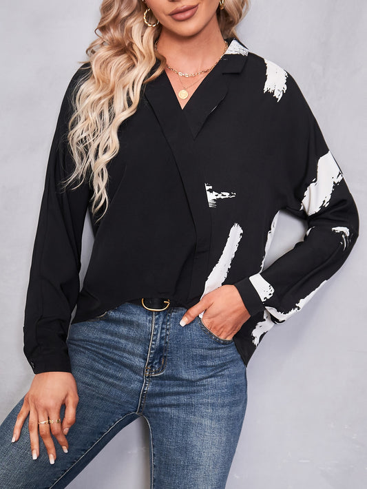 Blusa con estampado de pincelada de manga murciélago