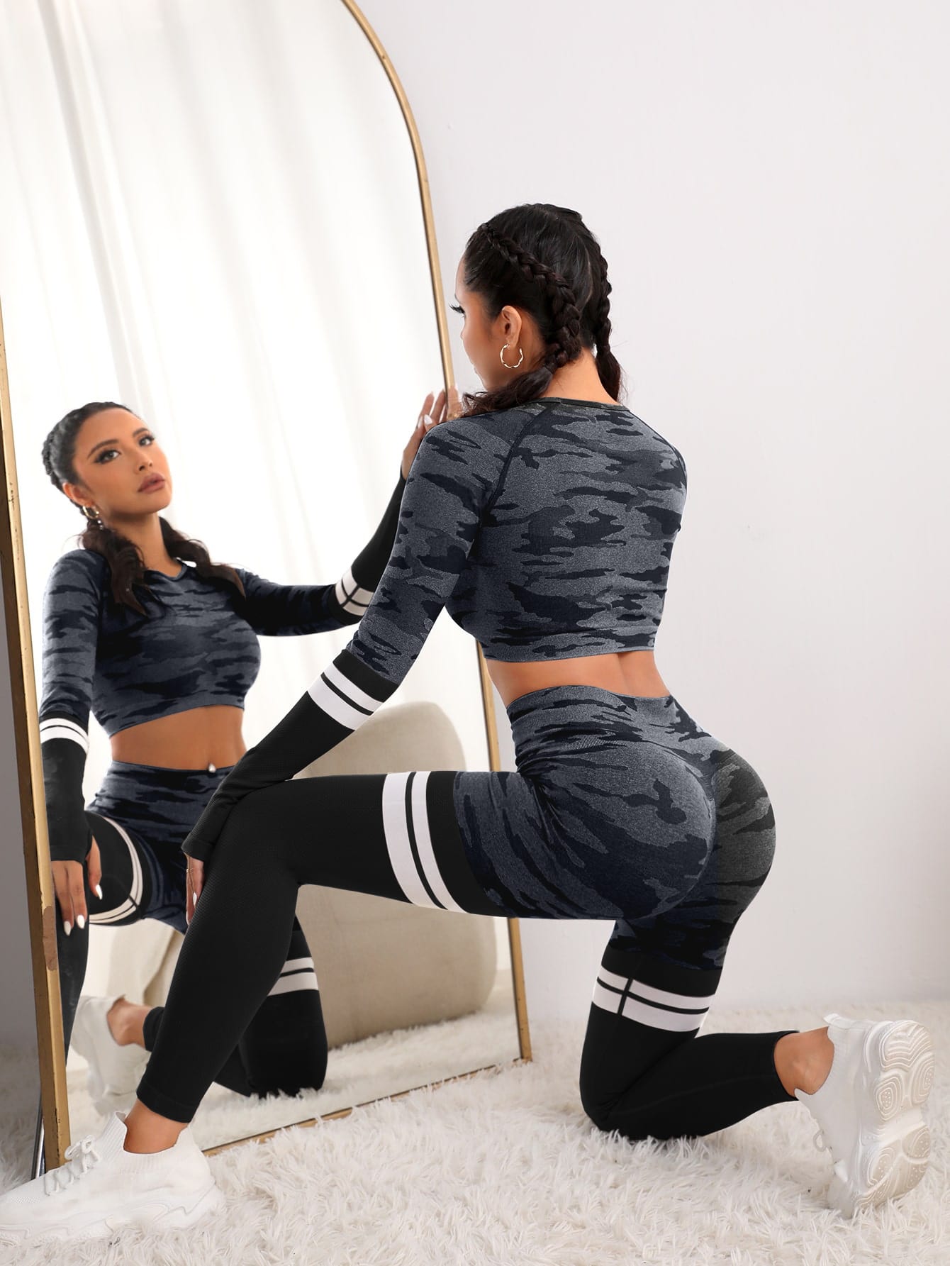 Leggings con camiseta deportiva con estampado de camuflaje de rayas